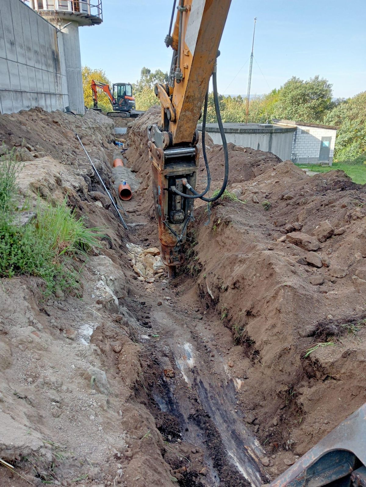 Trabajos de canalización en el exterior del recinto carcelario.