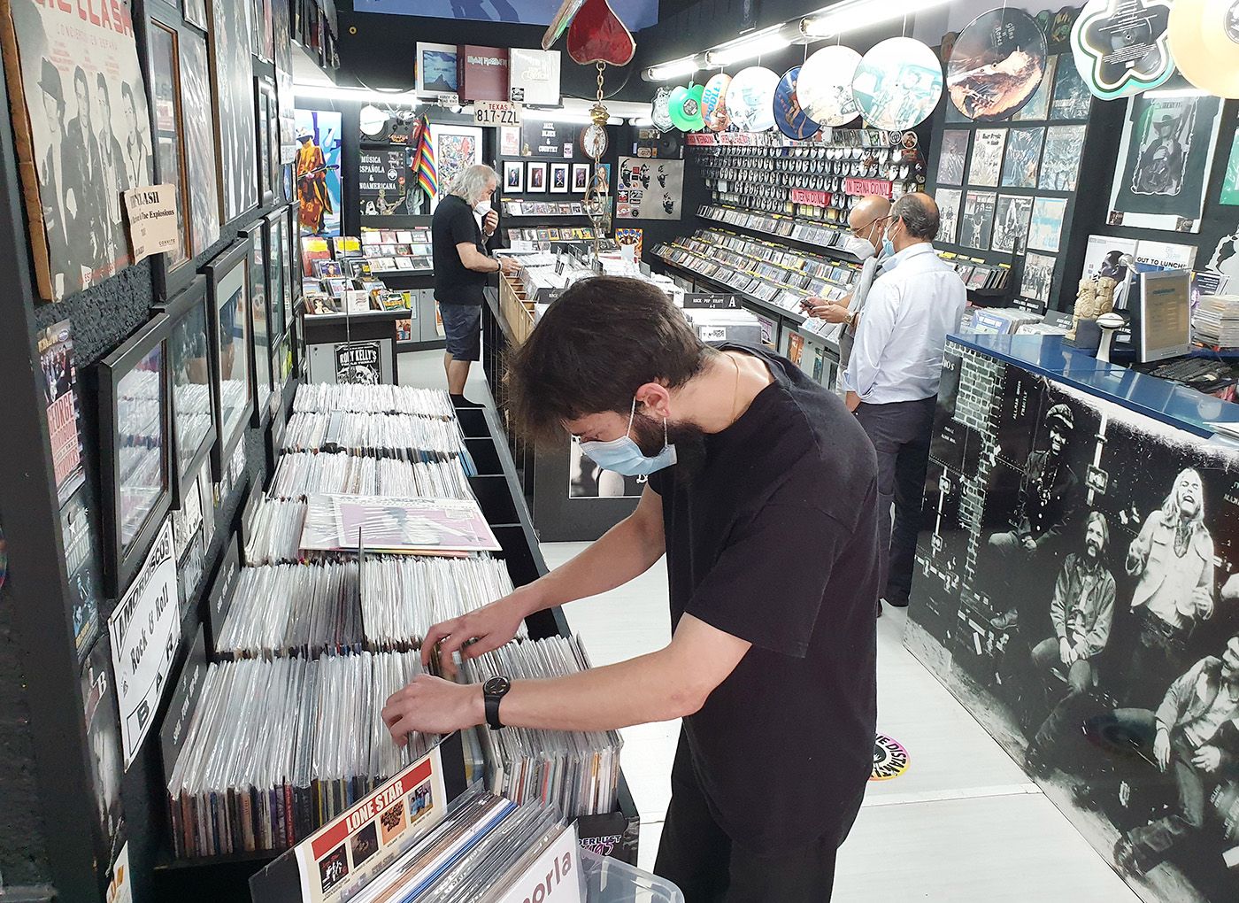 Clientes en tienda Elepé de Vigo.