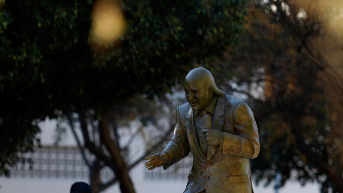 La estatua de Chiquito de la Calzada, inaugurada