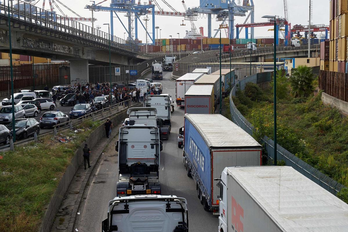 Decenas de camiones bloquean las calles cerca del puerto de Nápoles en protestas por el alza de los combustibles, este jueves.