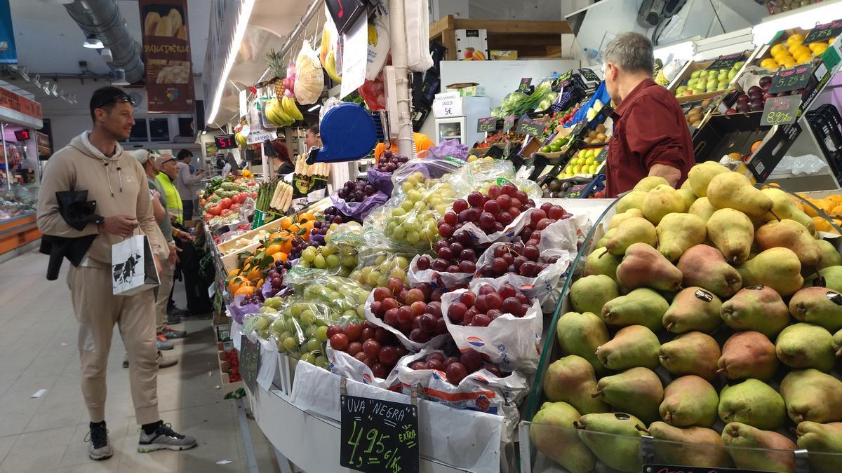 Uno de los puestos de frutas y verduras del Mercat de Dénia