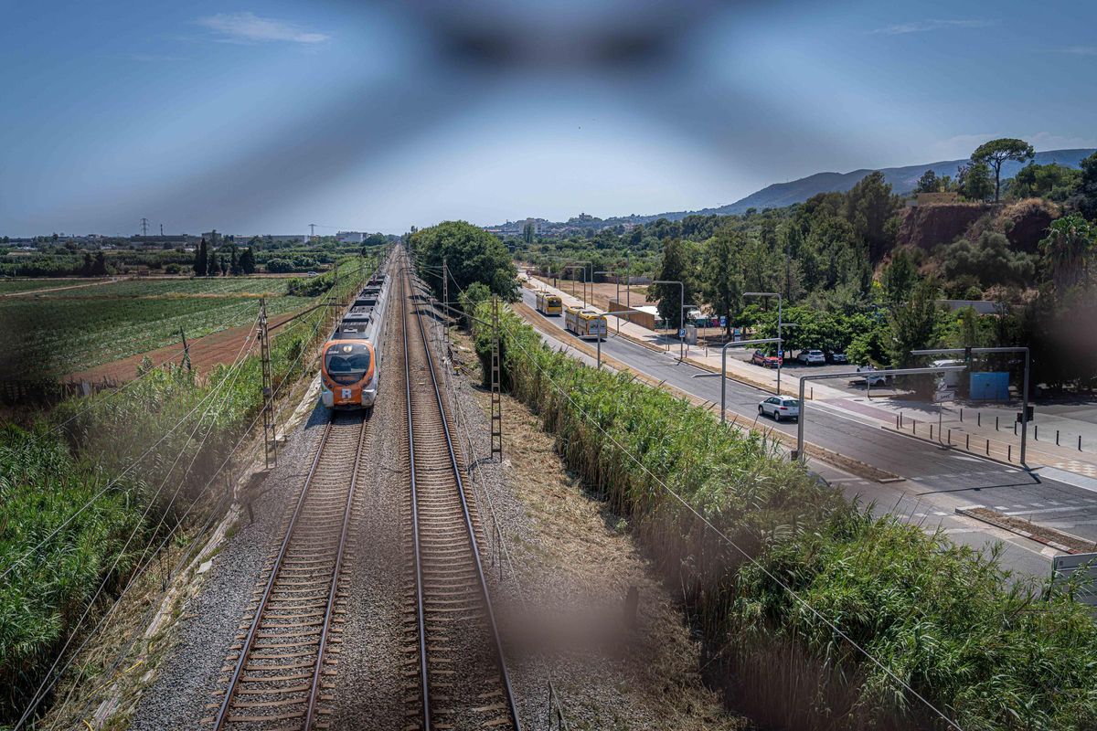 Un tren de Rodalies, a medio camino entre Castelldefels y Gavà.