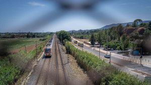Un tren de Rodalies, a medio camino entre Castelldefels y Gavà.