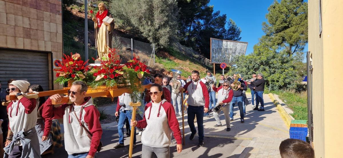 Un momento del recorrido con el santo.