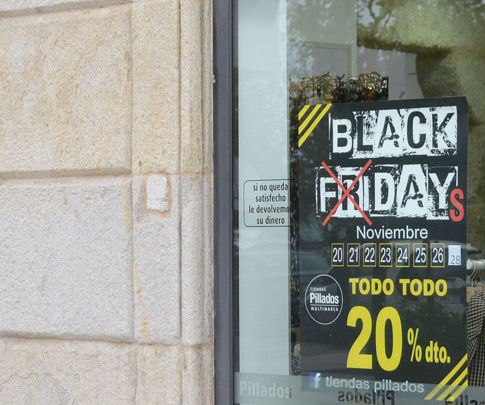 Otro cartel que extiende el “Black” a varios días de la semana.   