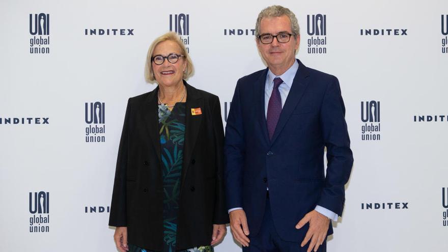 Pablo Isla, presidente de Inditex, y Christy Hoffman, secretaria general del UNI Global Union.