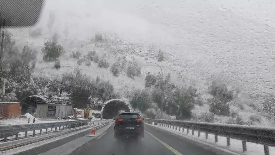 VÍDEO: Es invierno en mayo: nieve en Asturias y termómetros por debajo de los 4 grados bajo cero