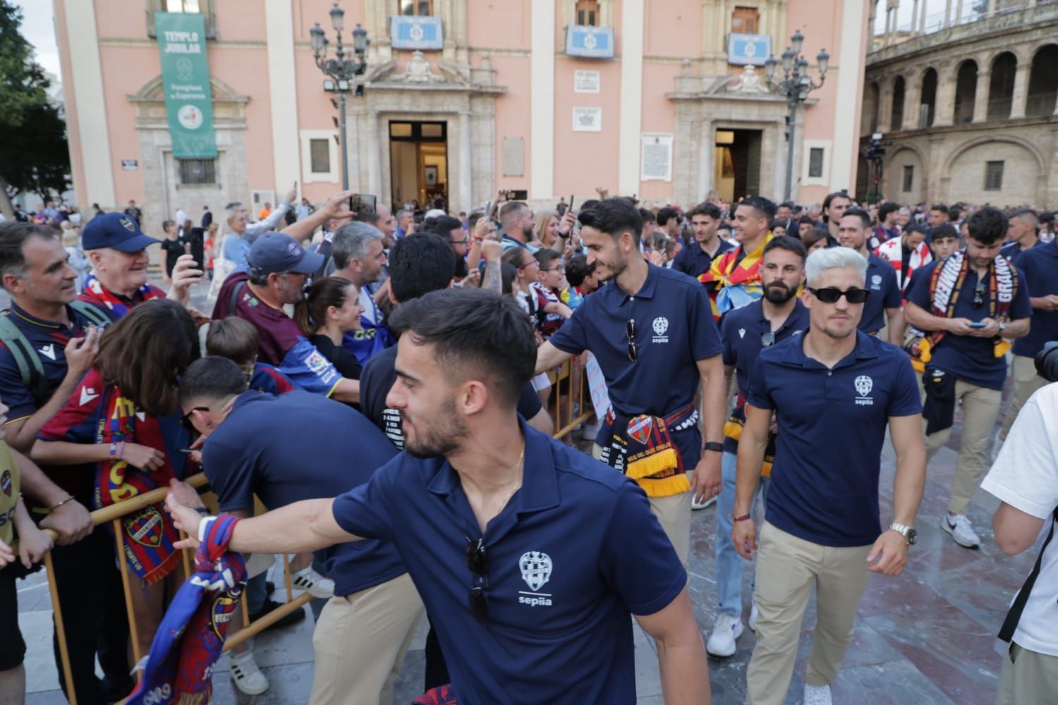Todas las fotos de la rúa del Levante UD por su ascenso a Primera División