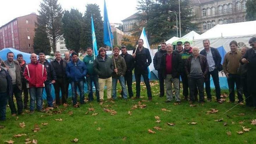 La delegación de pescadores asturianos, ayer, en Santiago de Compostela.