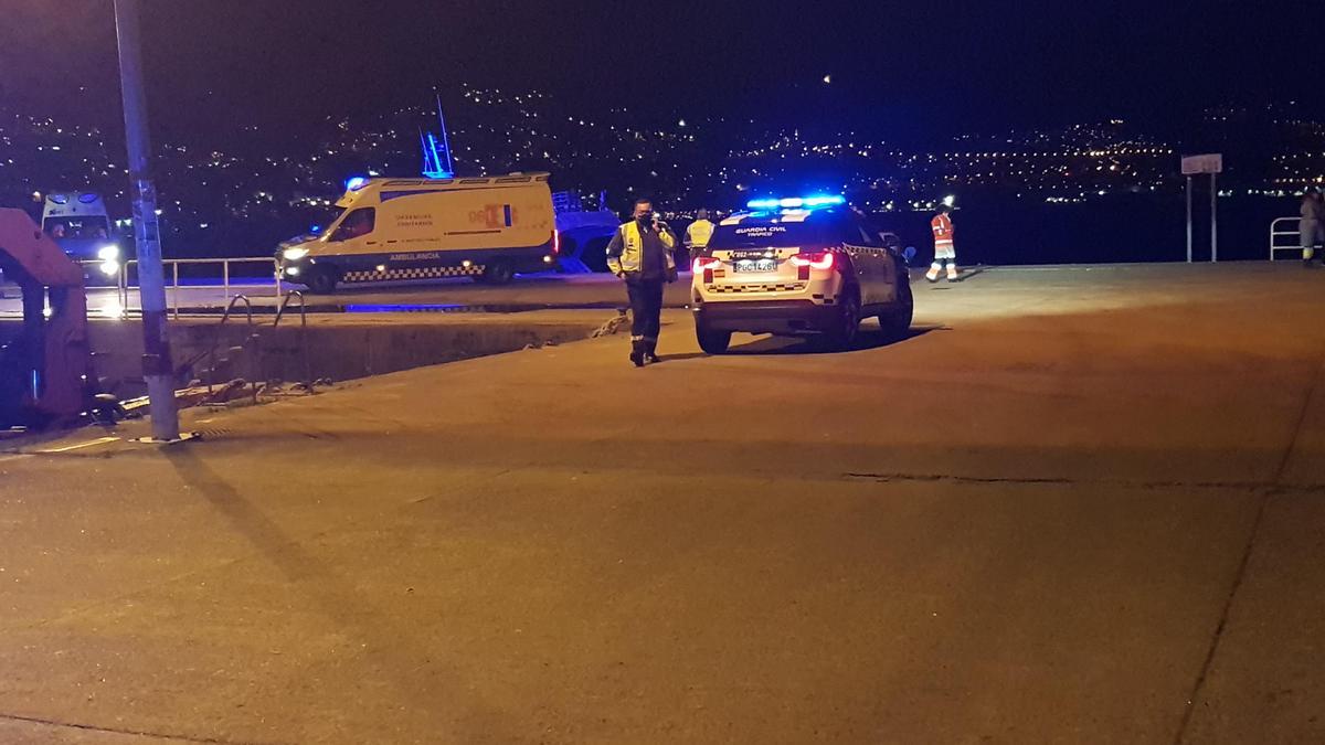 Despliegue de agentes y ambulancias en el muelle de Domaio. / F.G.S.