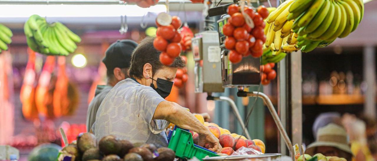 Un puesto de venta del Mercat Nou. | TONI ESCOBAR