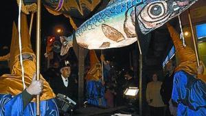 Desfile paródico del entierro de la sardina en el barrio del Clot.