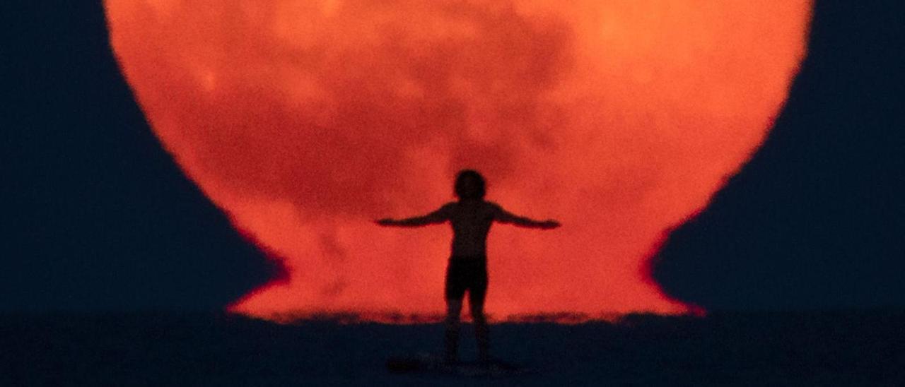 Coy necesitó  la ayuda de un colaborador, que permaneció 20 minutos en el mar hasta que la Luna se hizo Omega. |