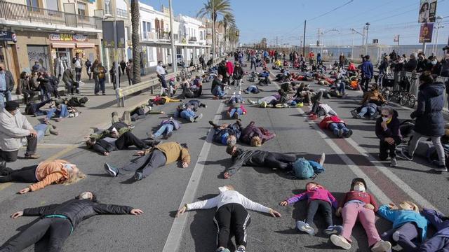 Acció de protesta a Premià de Mar per demanar la pacificació de l’N-2 el 2021. | JULIO CARBÓ.