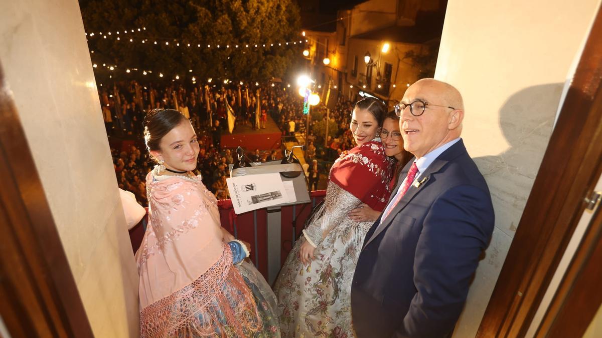 El alcalde y la concejal con las reinas de las fiestas.