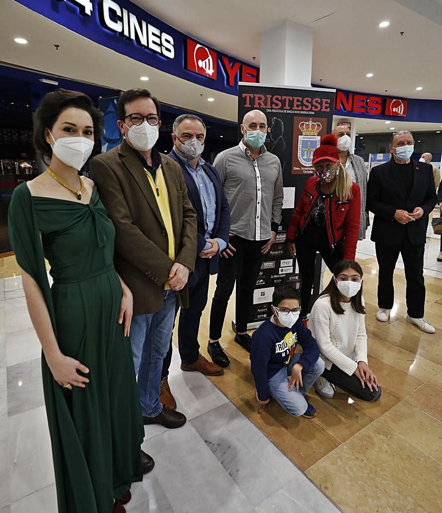 Ruiz Barrachina, segundo por la izquierda, con parte del reparto de la película, ayer, en el centro comercial Los Prados. | Luisma Murias