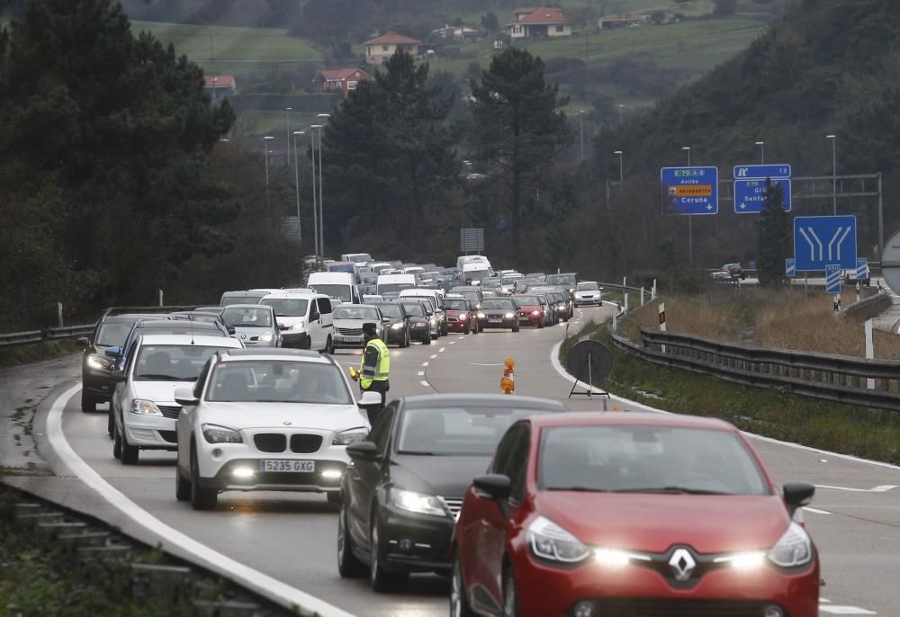 Un accidente en la "Y" provoca varios kilómetros de atasco  en dirección Oviedo