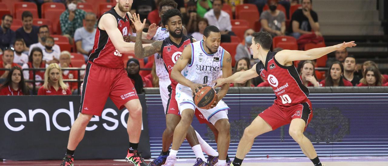 San Miguel intenta robar el balón a Goudelock con Bone, Hlinason y Delgado detrás.