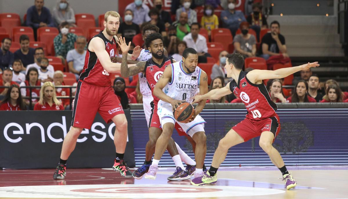 San Miguel intenta robar el balón a Goudelock con Bone, Hlinason y Delgado detrás.