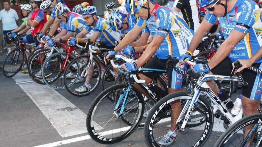 Los ciclistas antes de la salida en una de las pasadas ediciones