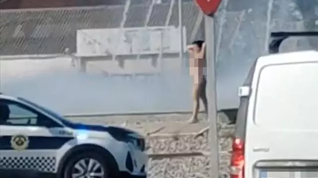 Vídeo: Una mujer irrumpe desnuda en una rotonda de Castelló