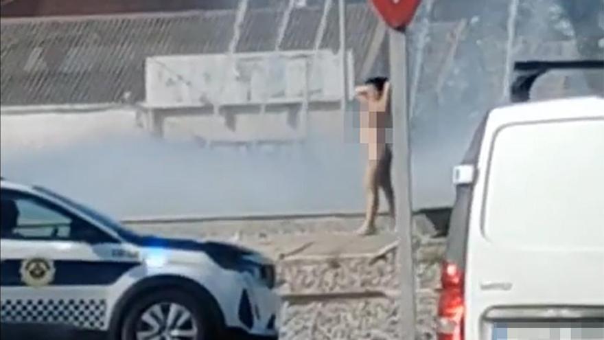 Vídeo: Una mujer irrumpe desnuda en una rotonda de Castelló
