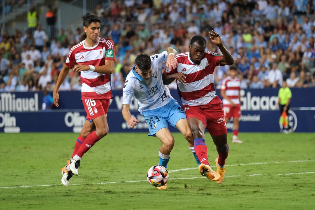 Roberto, en una acción del partido ante el Recreativo Granada.