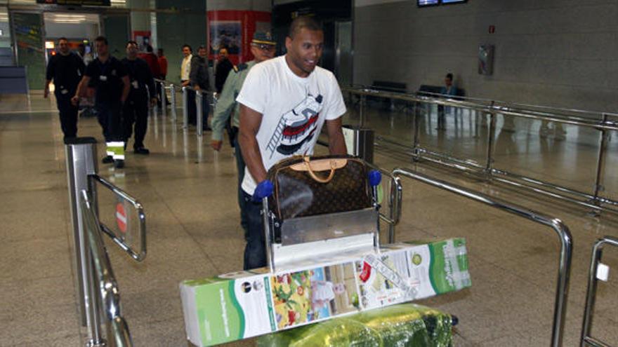 Julio Baptista, este jueves por la tarde a su llegada al aeropuerto de Málaga.