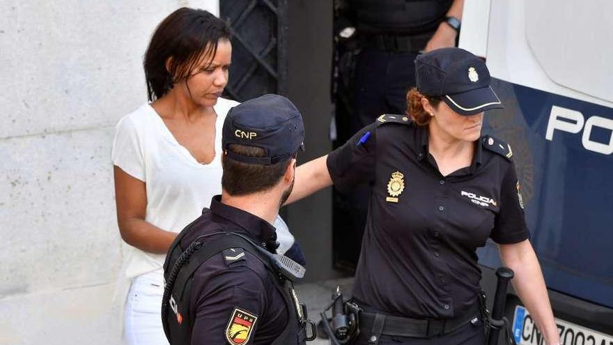 Ana Julia Quezada, a su salida de la Audiencia de Almería, ayer, tras la primera jornada del juicio. // Efe