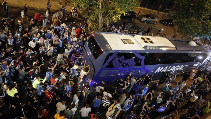 La afición del Málaga CF, volcada en el recibimiento de los jugadores en el duelo contra el Celta .