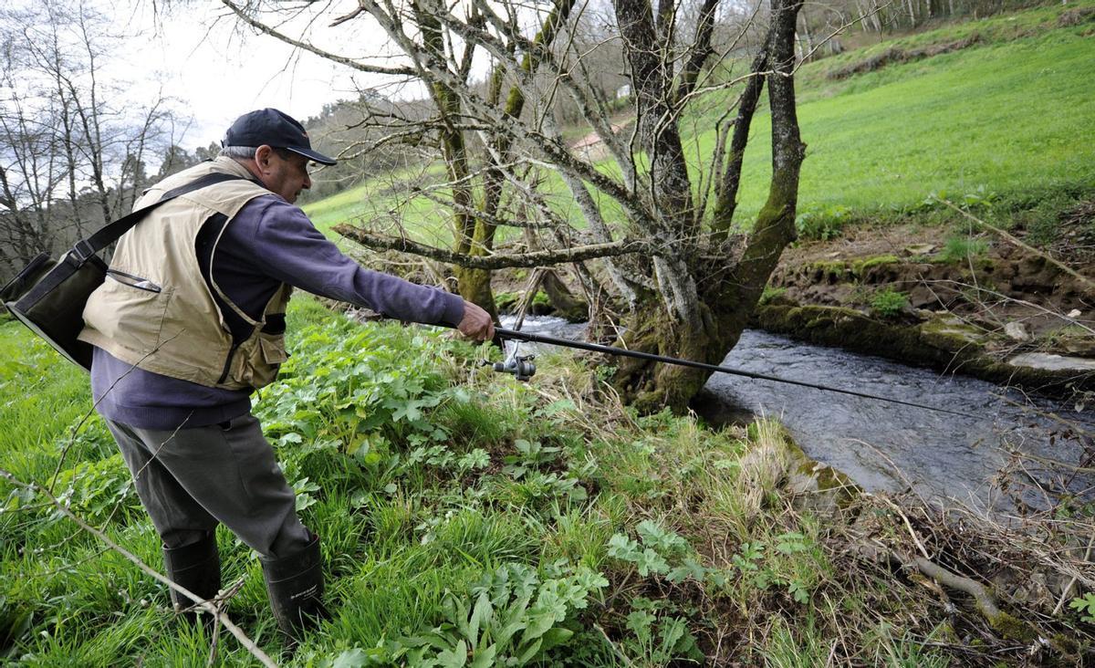 Un pescador en aguas del conocido como Regato de Carmela, en Laro. | BERNABÉ/JAVIER LALÍN