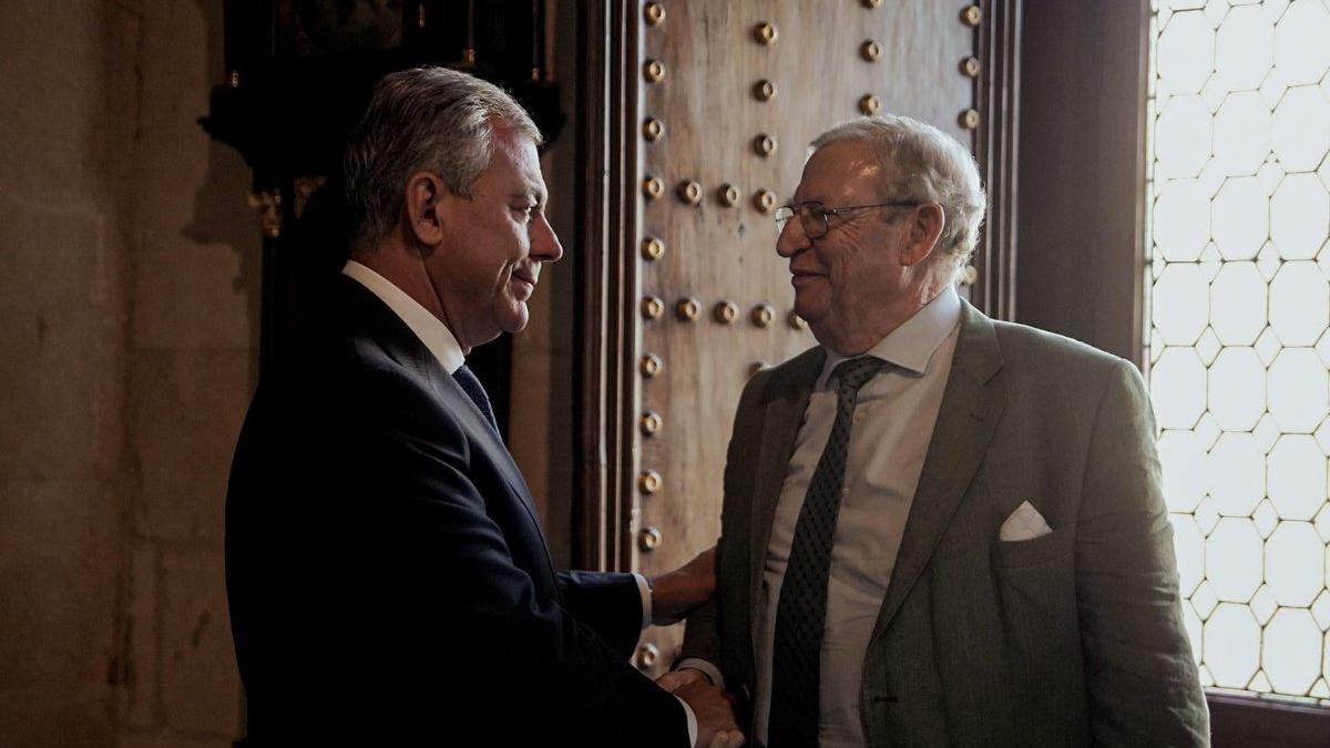 El alcalde de Sevilla, José Luis Sanz, y el presidente del Consejo de Hermandades y Cofradías, Francisco Vélez, en un encuentro en el Ayuntamiento de Sevilla.