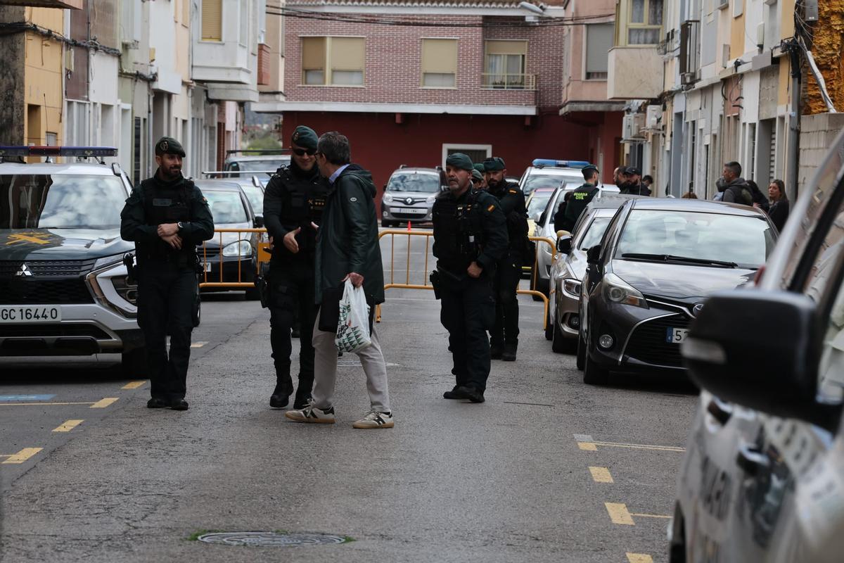 Gritos y mucha tensión al pasar el vehículo con el detenido por delante de la casa del niño asesinado en Sueca