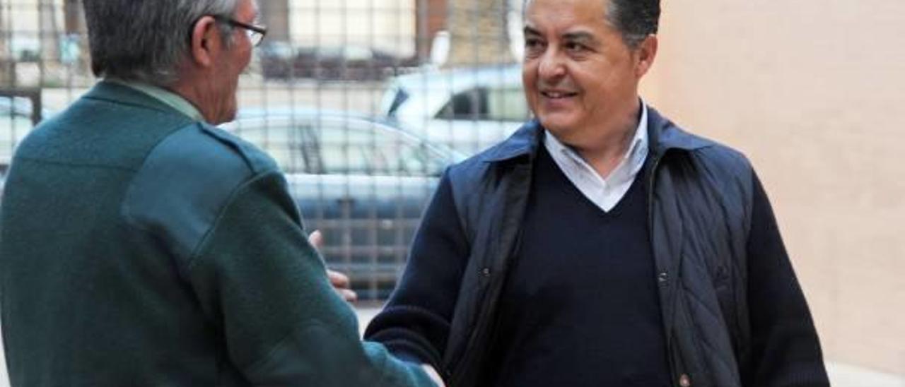 Javier Pérez saluda a un agente al llegar al juzgado de Orihuela.