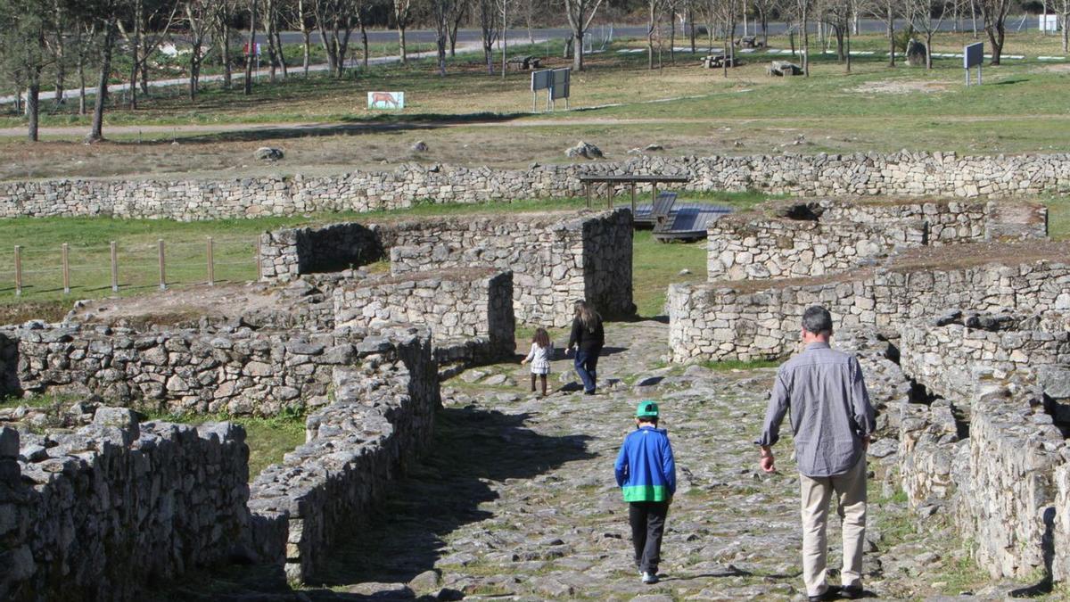 Una visita al Castro de San Cibrao de Las en 2016.