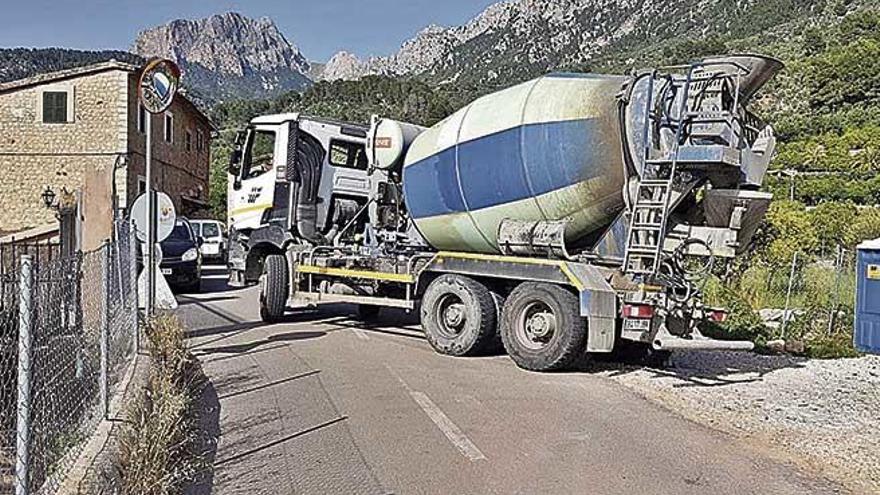 Un camiÃ³n a su paso por la carretera que va de SÃ³ller a Fornalutx.