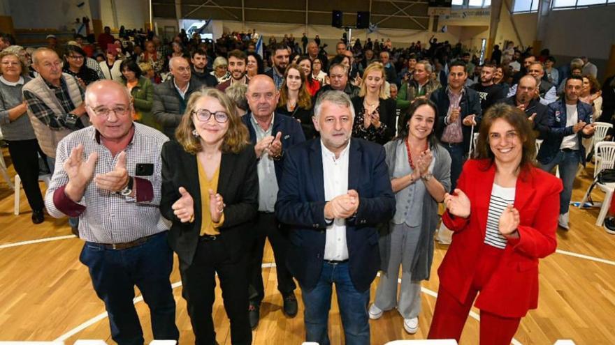 Manuel Cuiña y sus compañeros de candidatura, durante el mitin en el pabellón.