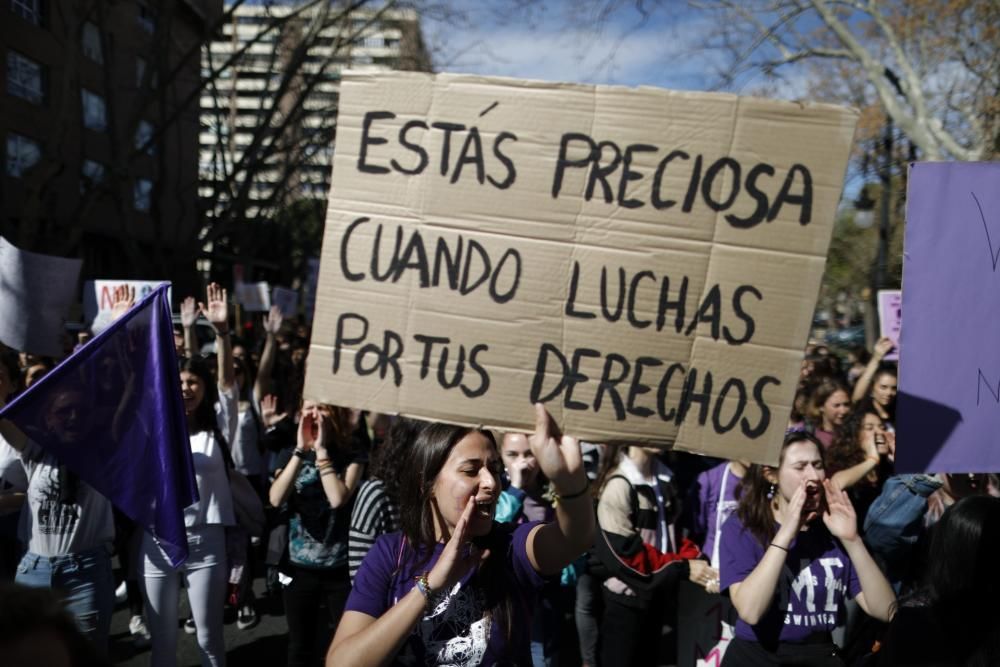 Centenares de estudiantes se manifiestan frente al Rectorado.