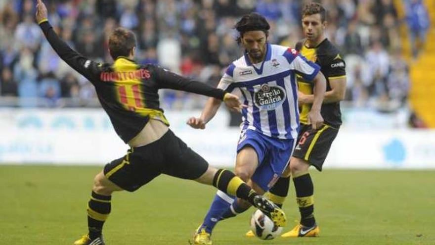 Abel Aguilar supera a Montañés, durante el Deportivo-Zaragoza de esta temporada.