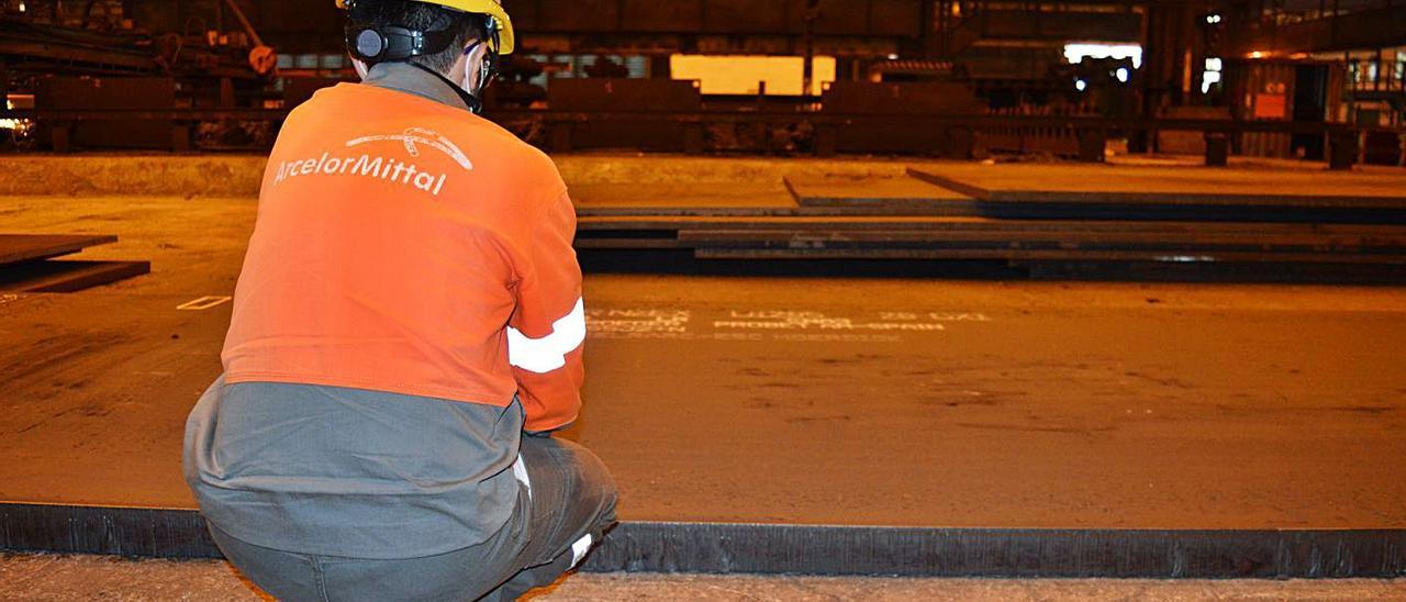 Un empleado de Arcelor frente a una de las nuevas chapas para la industria eólica fabricadas en Asturias. | ArcelorMittal