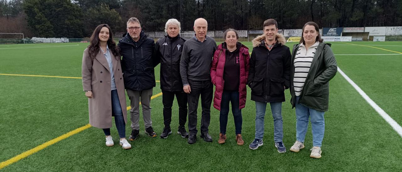 Los integrantes del grupo muncipal del BNG y el presidente del club Catoira.