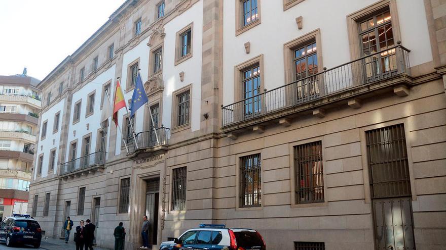 Exterior de la Audiencia Provincial de Pontevedra // Rafa Vázquez