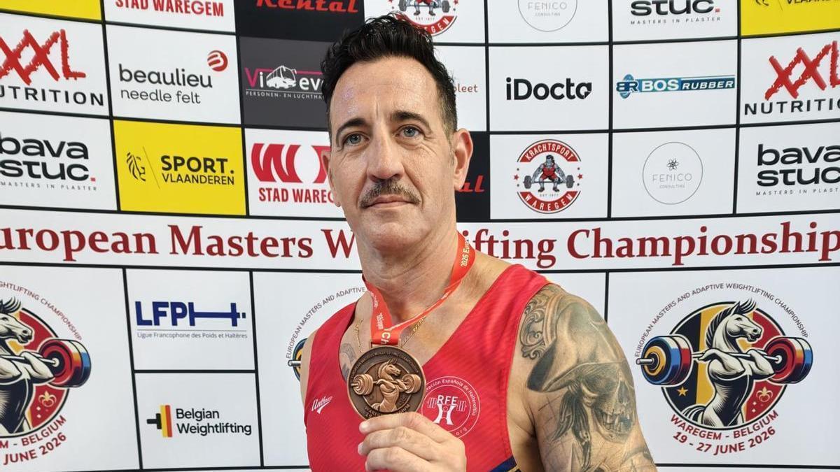 Pep Torres posa con la medalla de bronce ganada en el Europeo