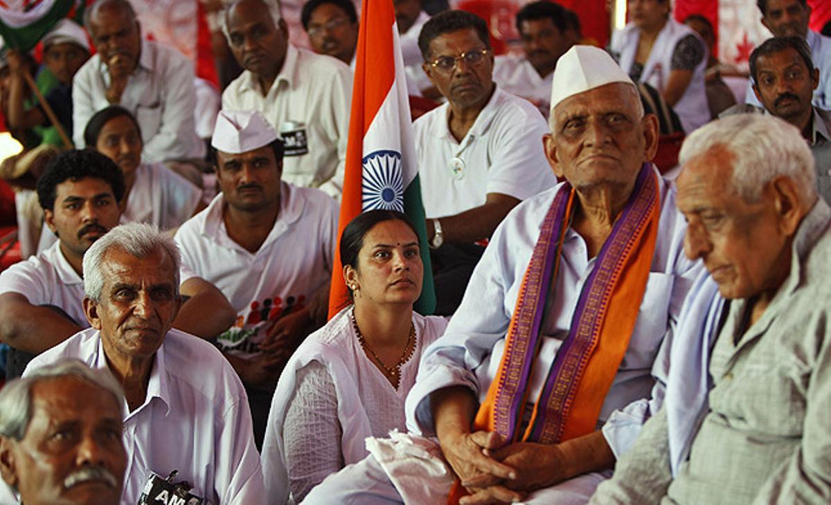 Partidaris de l’activista Anna Hazare, contra la corrupció a l’Índia, escolten atentament el discurs en què va anunciar que deixa la vaga de fam a Bangalore,