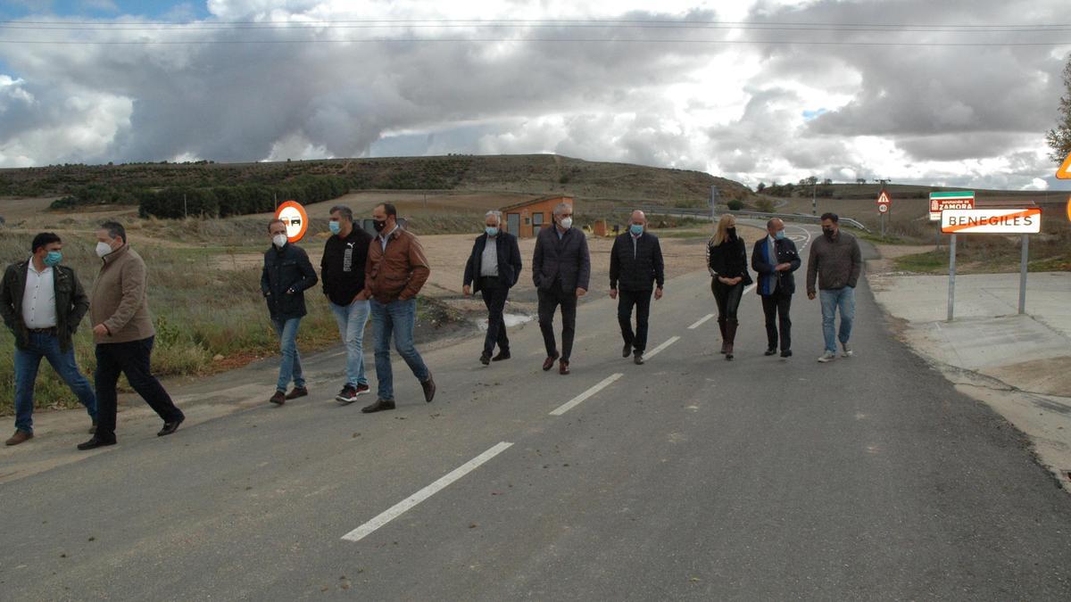 Diputados y alcaldes de Benegiles y Gallegos del Pan visitas las obras de mejora de la carretera