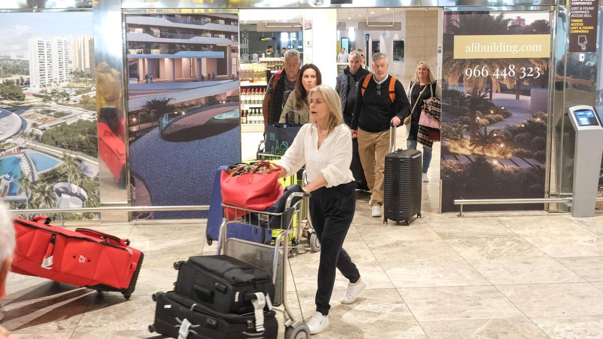 Turistas extranjeros llegando al aeropuerto de Alicante-Elche.