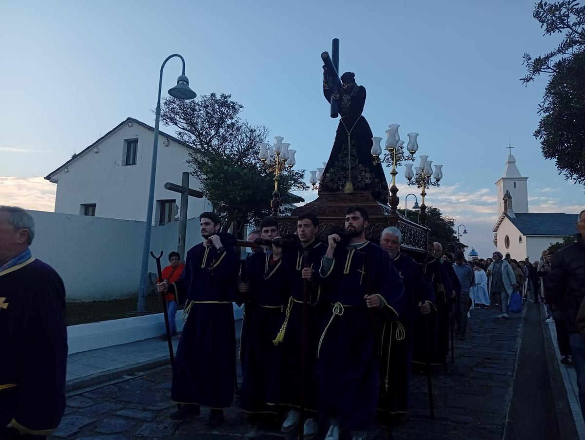 En imágenes: La procesión de bajada marca el inicio de la Semana Santa en Luarca