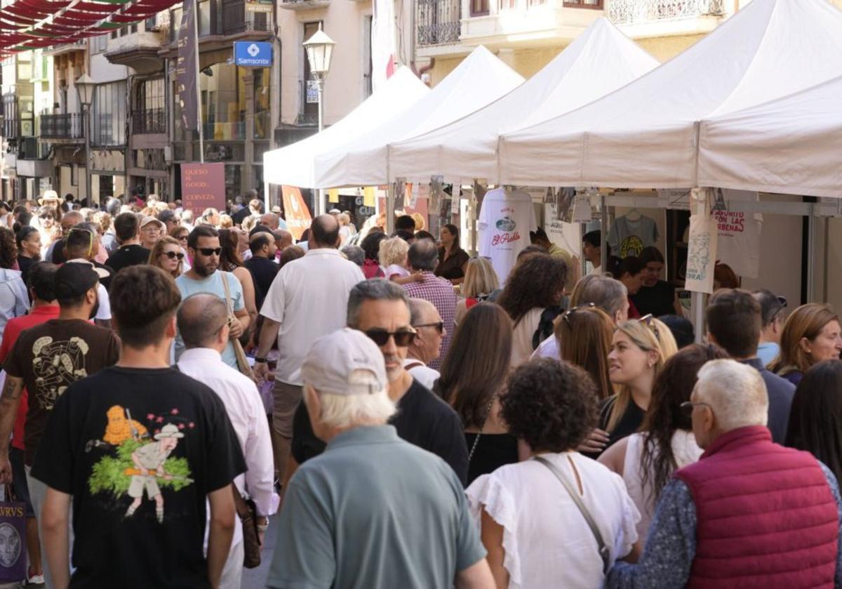 La calle Renova, con los negocios abiertos, llena de visitantes.