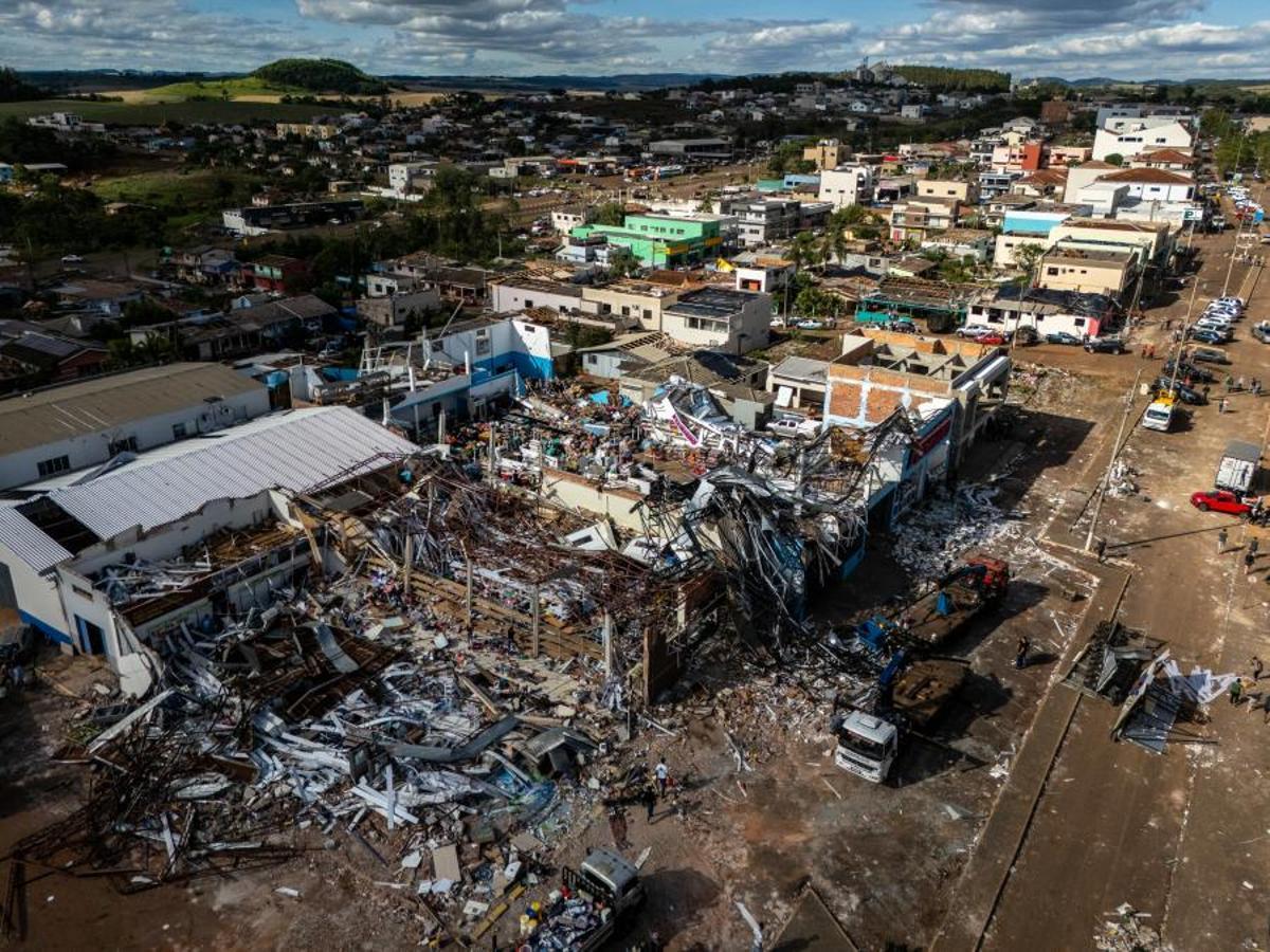 Declaran calamidad pública tras un tornado que dejó seis muertos y 750 heridos en Brasil.