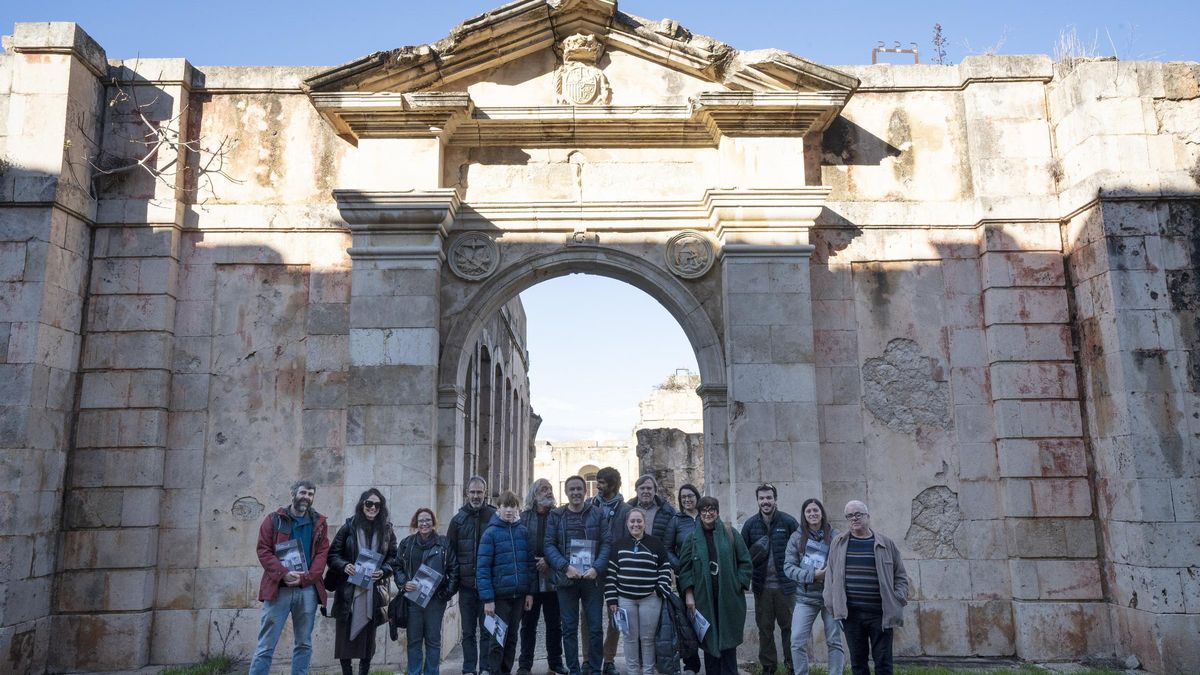Visita de membres del grup de treball Exili, Deportació i Holocaust de l'Alt Empordà a l'antic penal del Castell.